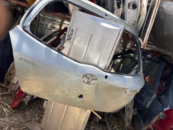 Toyota yaris arka bagaj kapağı